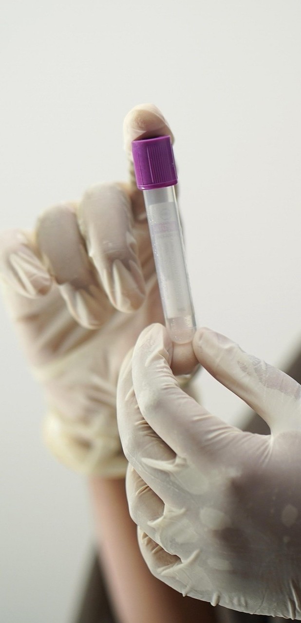 Bioquímico sosteniendo muestra